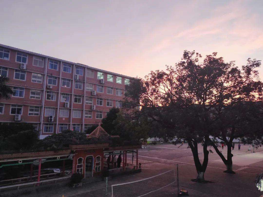 <b>广西工商学校</b>